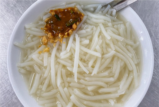 內臟熬煮的醇厚湯頭 三十年老店「新明路米粉湯」